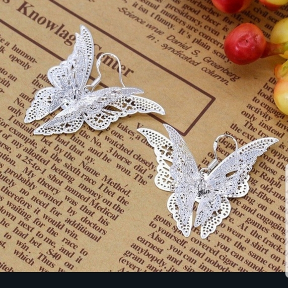 🦋🦋Gorgeous 3D Buttlerfly Dangle Earrings 🦋🦋 - Picture 2 of 10